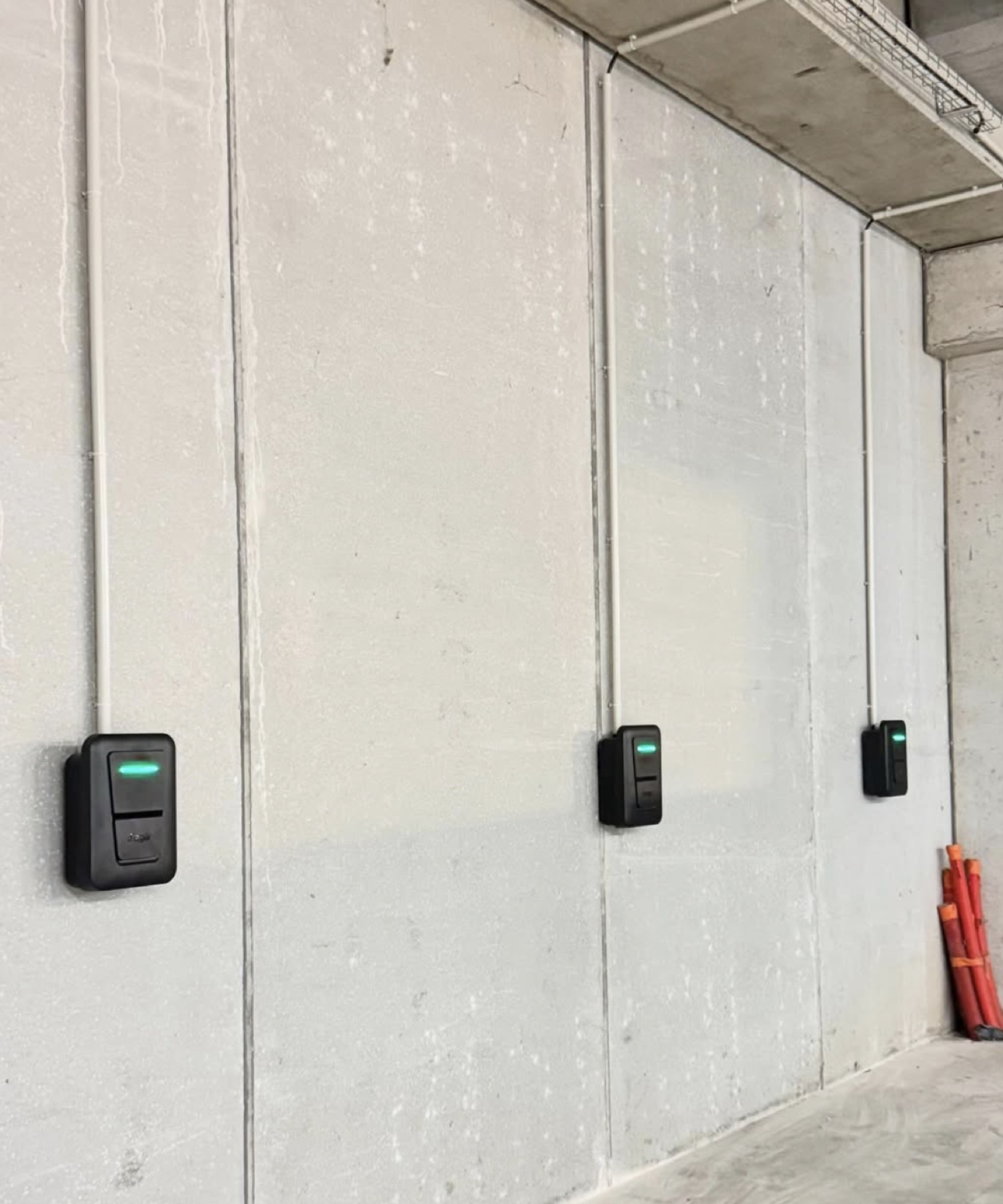 Trois bornes de recharge, installation professionnelle