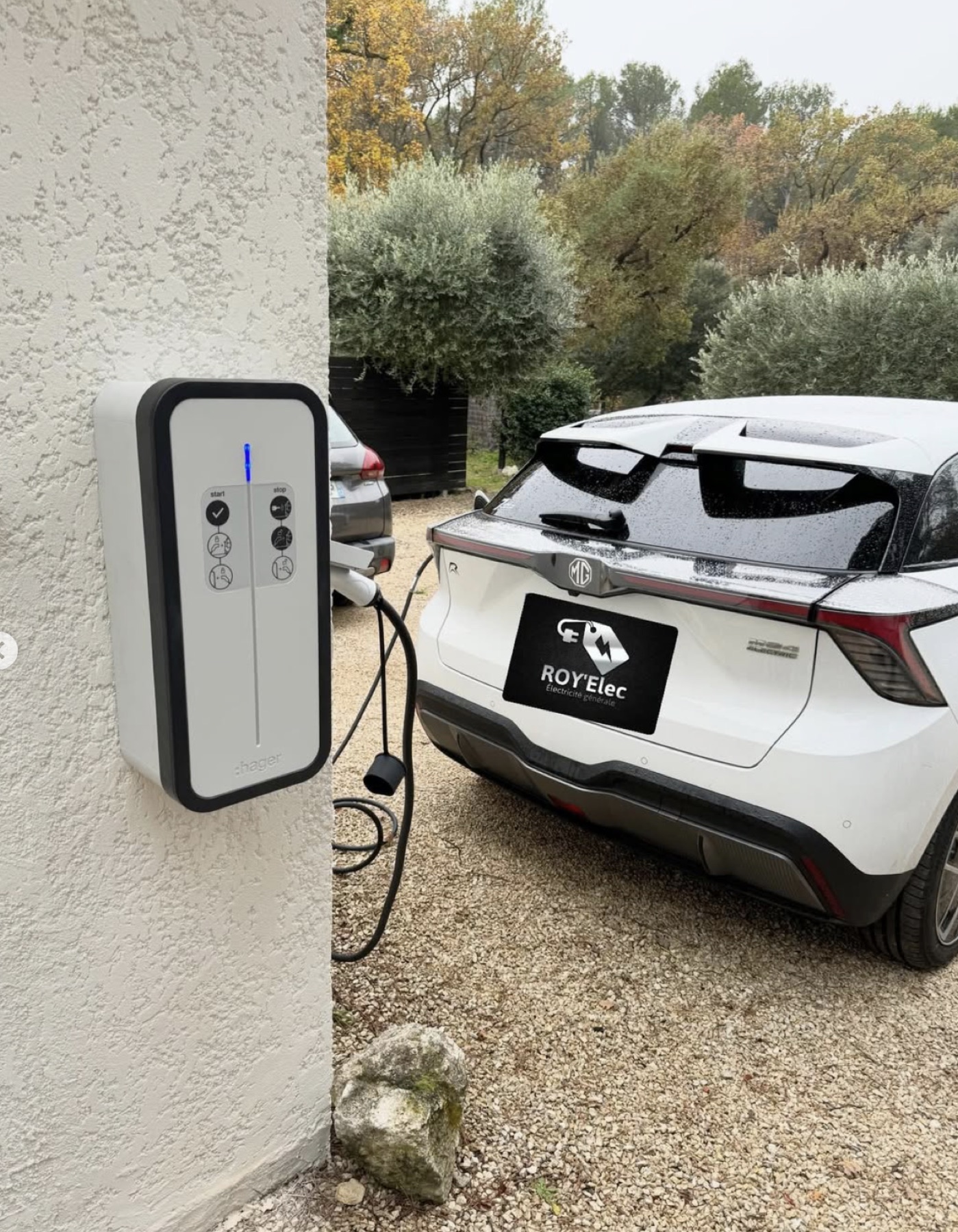 Wallbox chargeant un véhicule électrique
