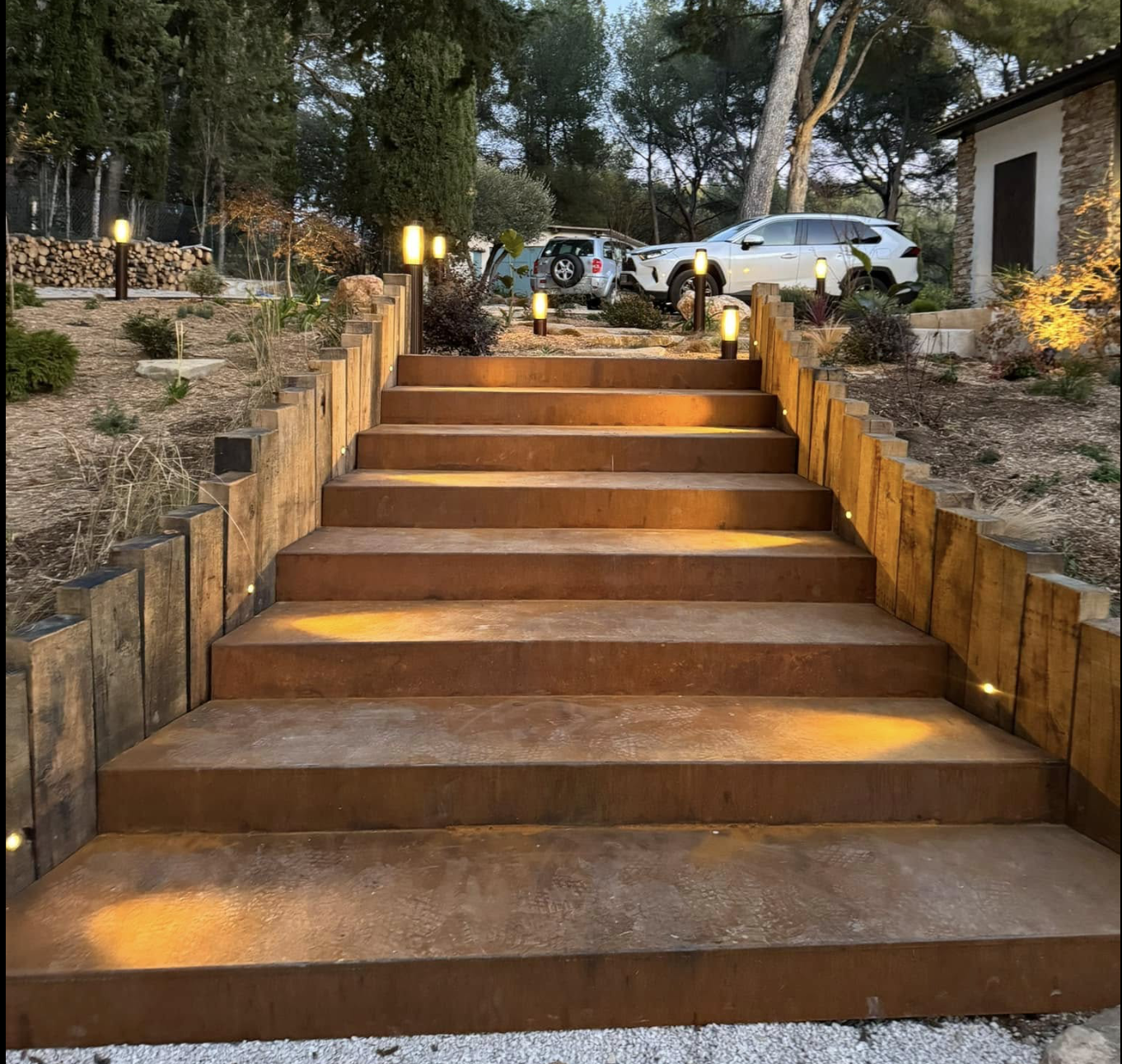 Éclairage extérieur d'un escalier en bois au crépuscule