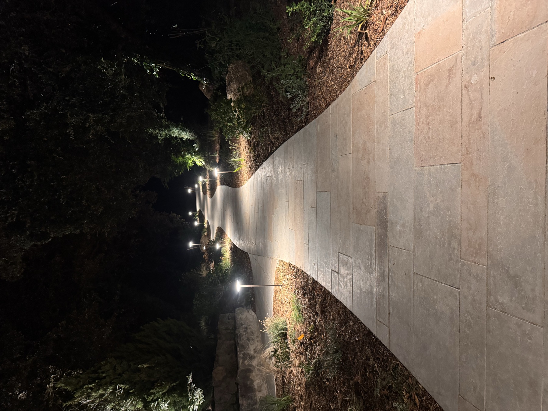 Allée en pierre éclairée de nuit