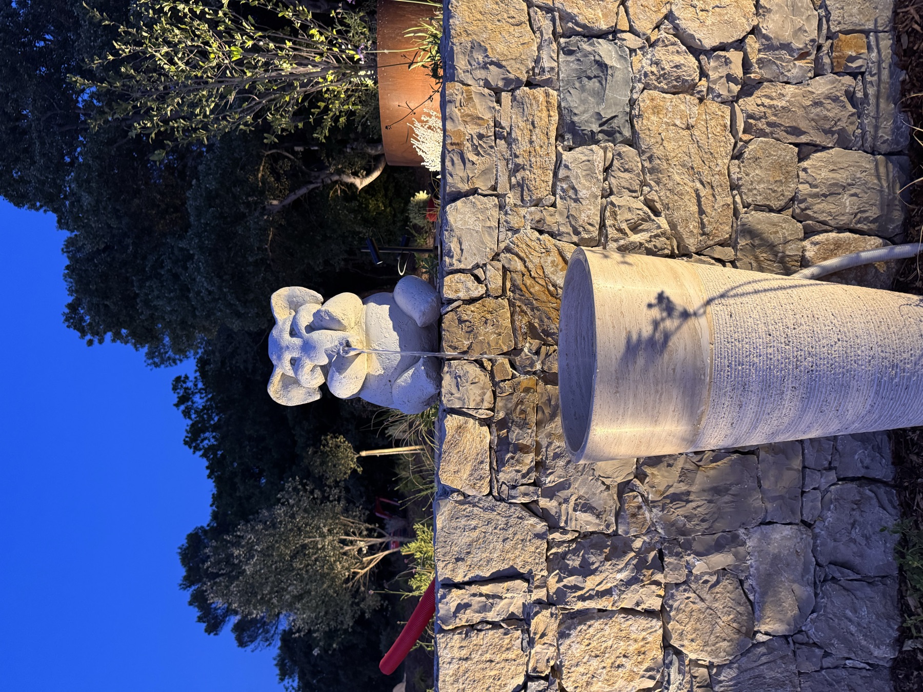 Mur et fontaine mis en lumière