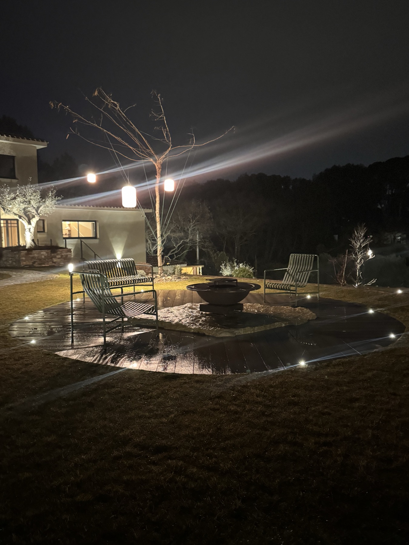 Terrasse et salon extérieur éclairés le soir