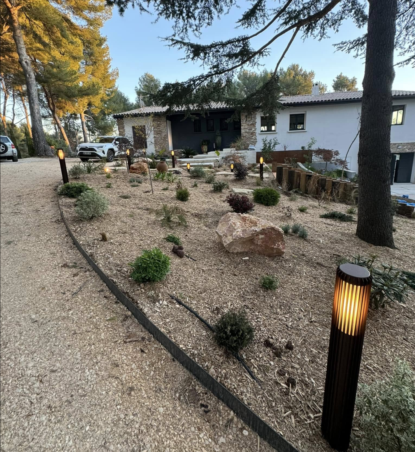 Bornes d'éclairage installées dans un jardin paysager